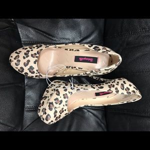 Betsy Johnson Leopard Platform pump shoes